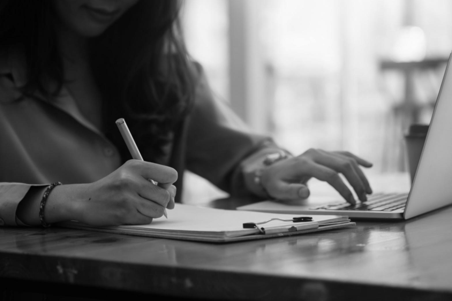 Deelnemer aan het werk met analytische documenten