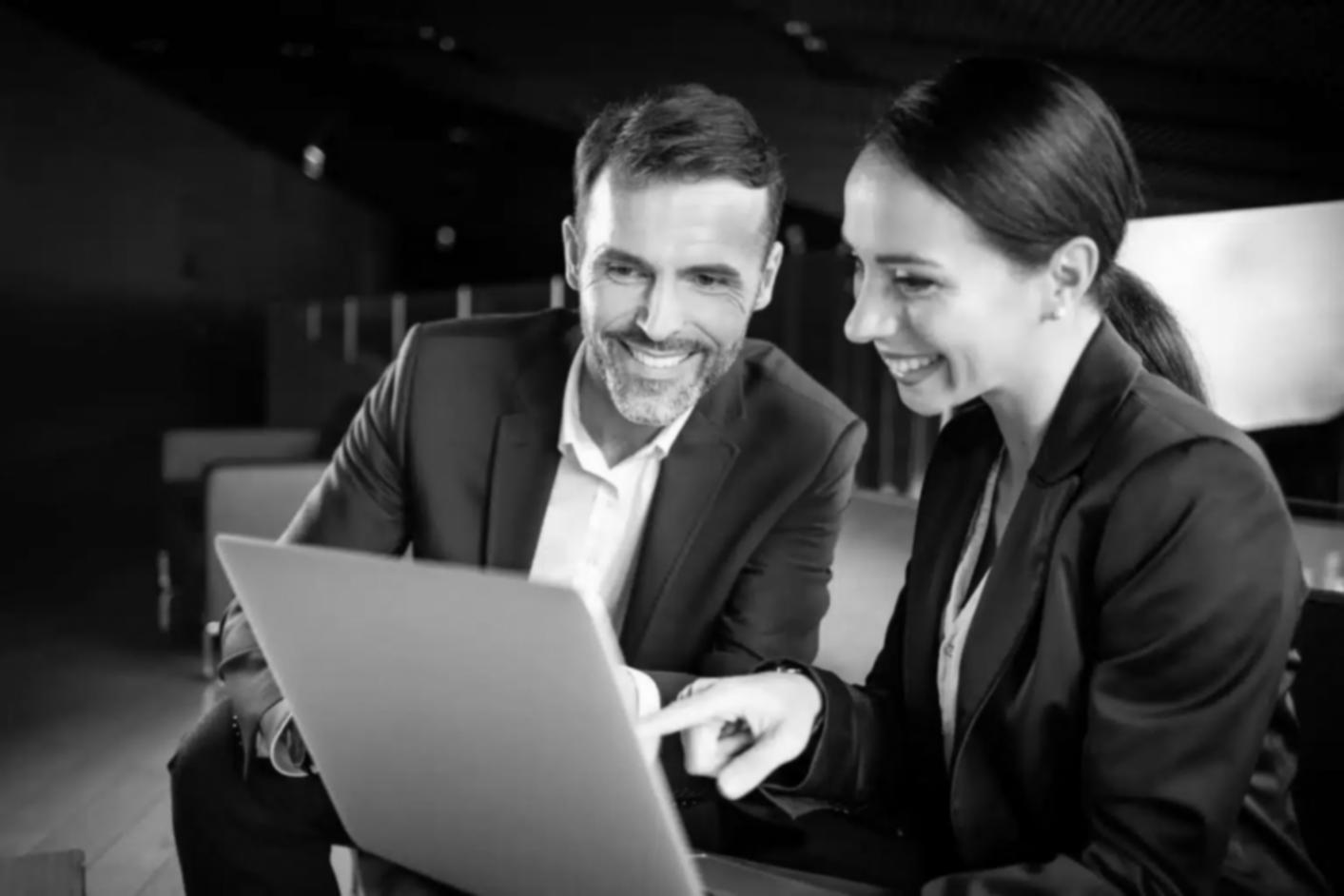 Financieel analist werkt met datarapporten
